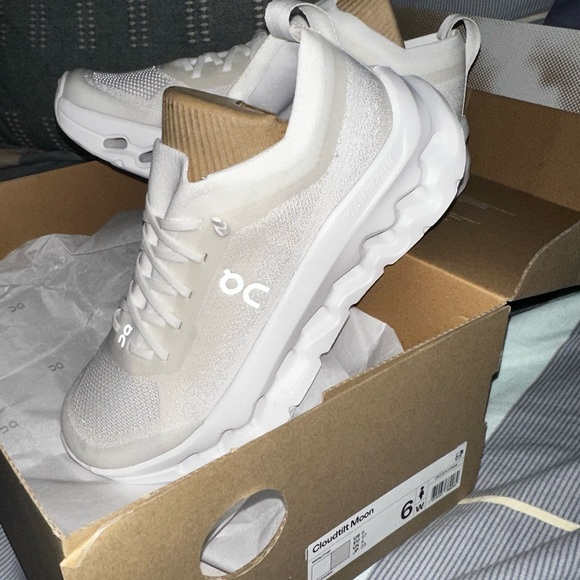 On Running Cloudtilt Moon Women's Sneakers - White Frost - Picture 5 of 9